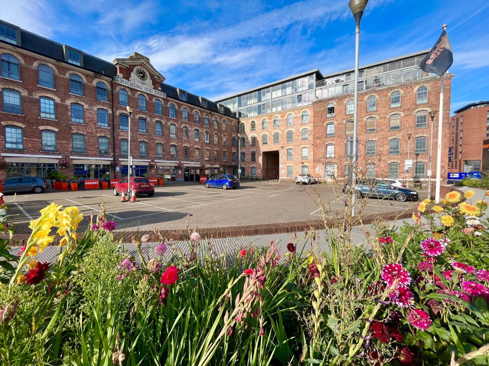 Luxurious 1 Bed With Free Parking Apartment *