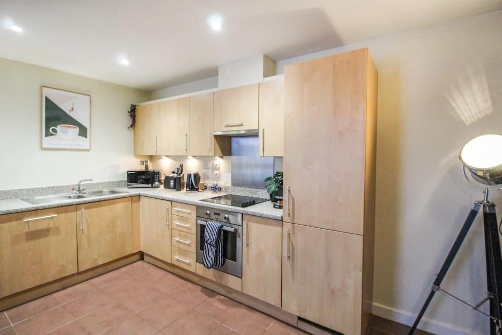 Luxurious 1 Bed With Free Parking Apartment *